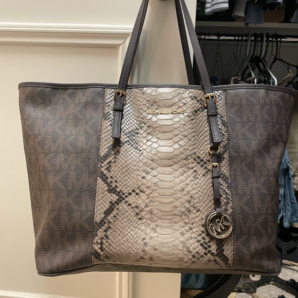 Michael Kors Snakeskin Stripe with MK Logo
Print Canvas Jet Set Travel Tote - Picture 2 of 9